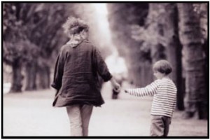 mama-e-hijo-caminando