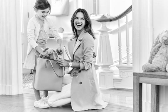 Alessandra Ambrosio y su hija posan para Michael Kors