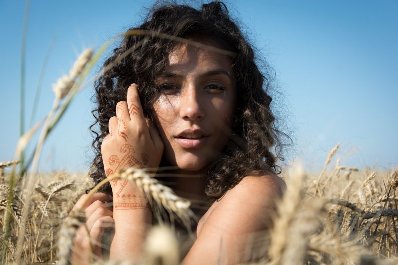 mujer pelo rizado