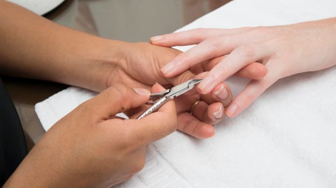 Cortando cutículas de uñas
